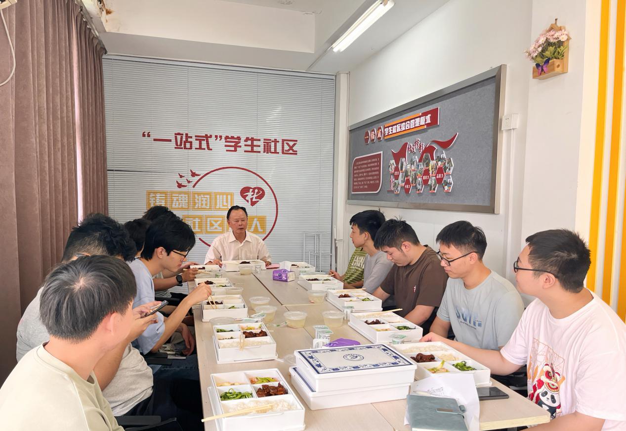 汇聚青春力量 共促学校发展——校领导与学生午间恳谈会