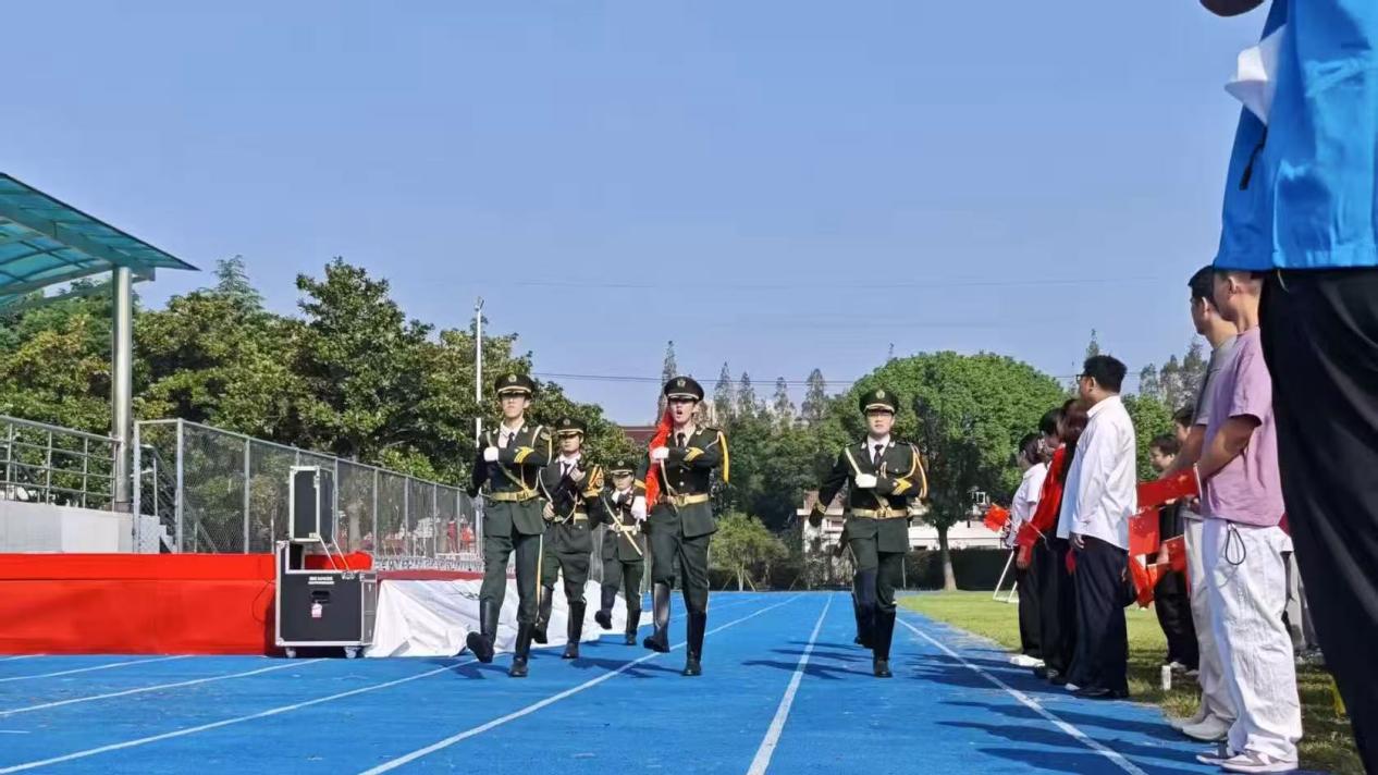 为华夏礼赞，与时代同行——我校举行庆祝新中国成立七十六周年升旗仪式
