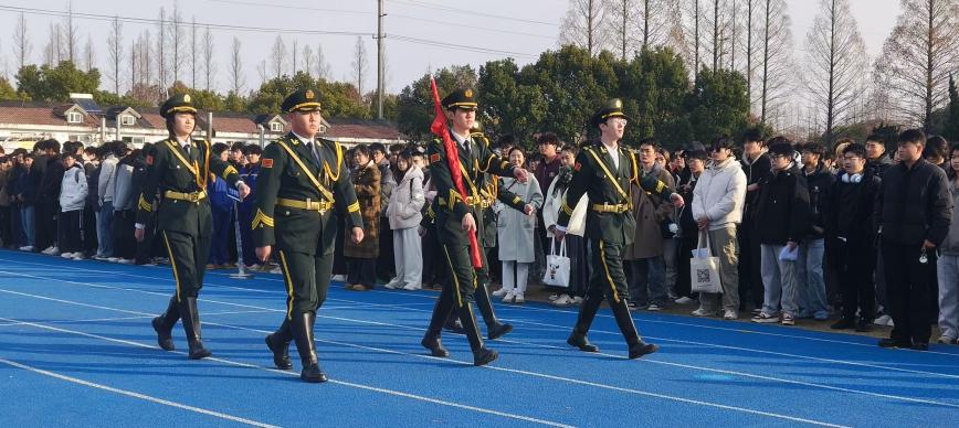 我校举行2026年春学期首次升旗仪式：春启新篇守初心，薪火相传学雷锋