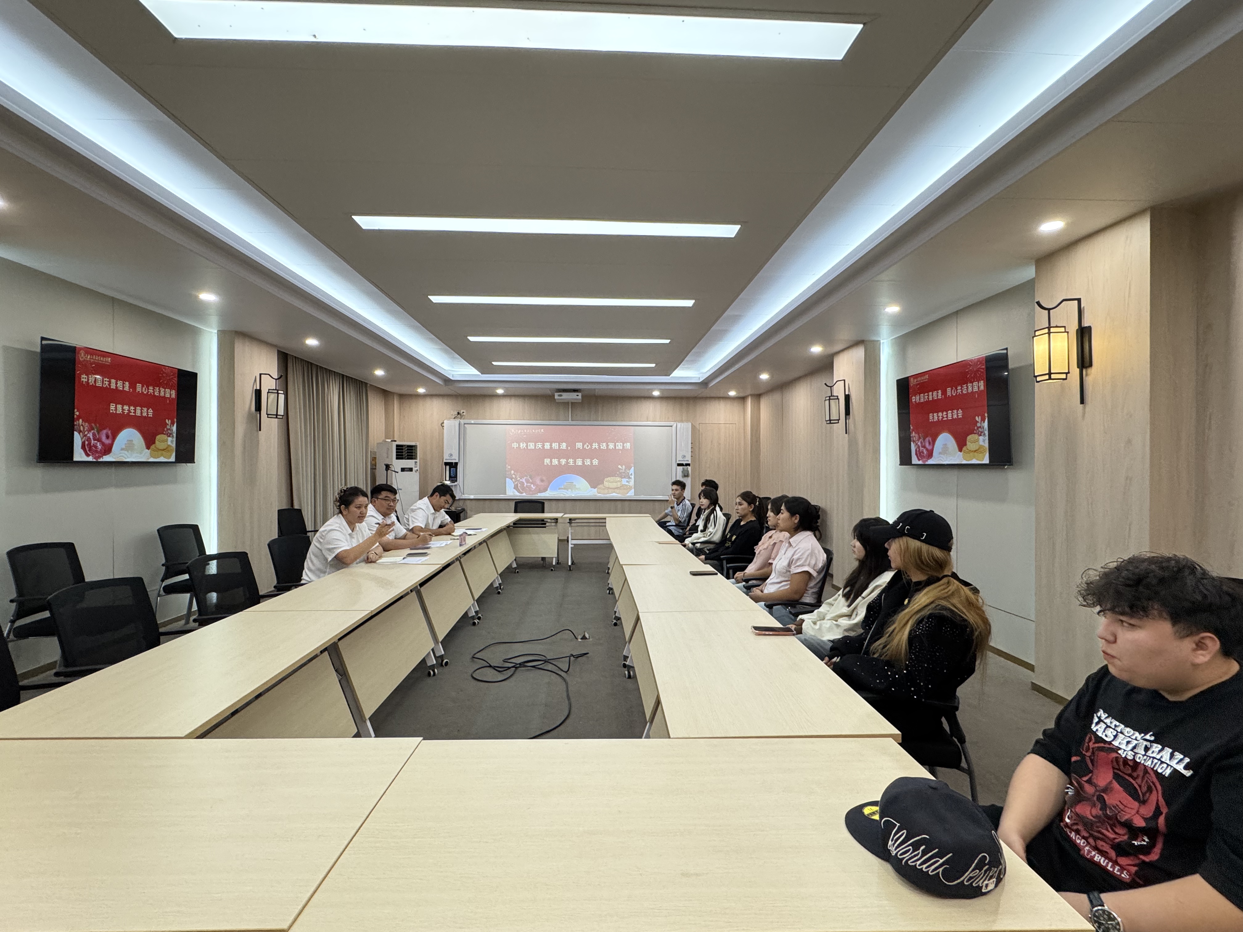 我校召开2026级民族学生新生座谈会