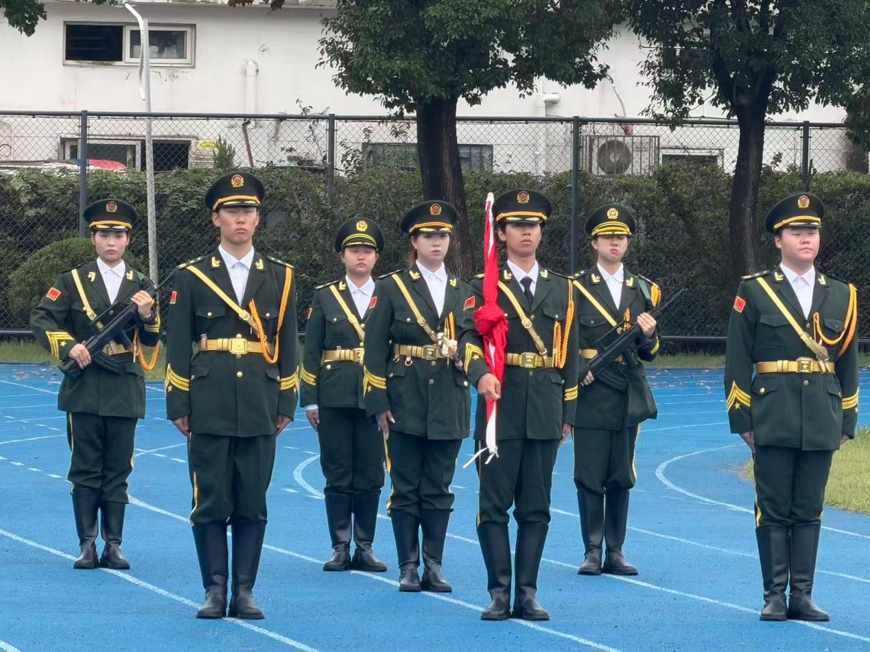 礼赞锦绣中华,技能强国有我 ——我校举行庆祝新中国成立七十七周年升旗仪式
